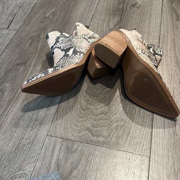 Steve Madden Snip-Toe Snakeskin 2" heel‎ Bootie, Size 6M, - Picture 9 of 9